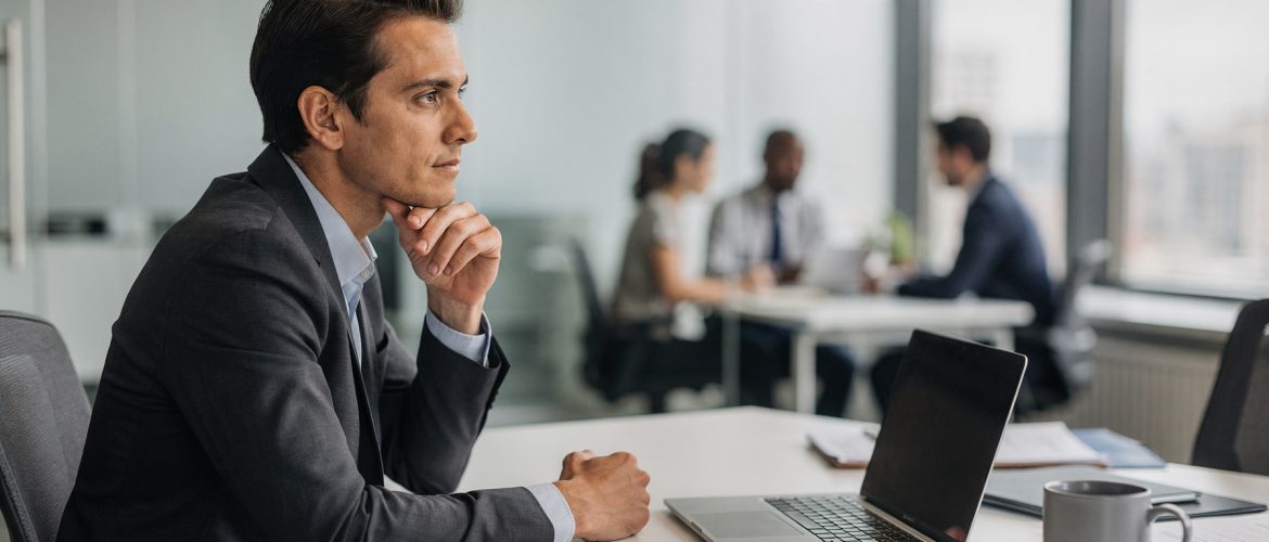 Leidinggevende observeert hoogbegaafde medewerker herkennen op de werkvloer