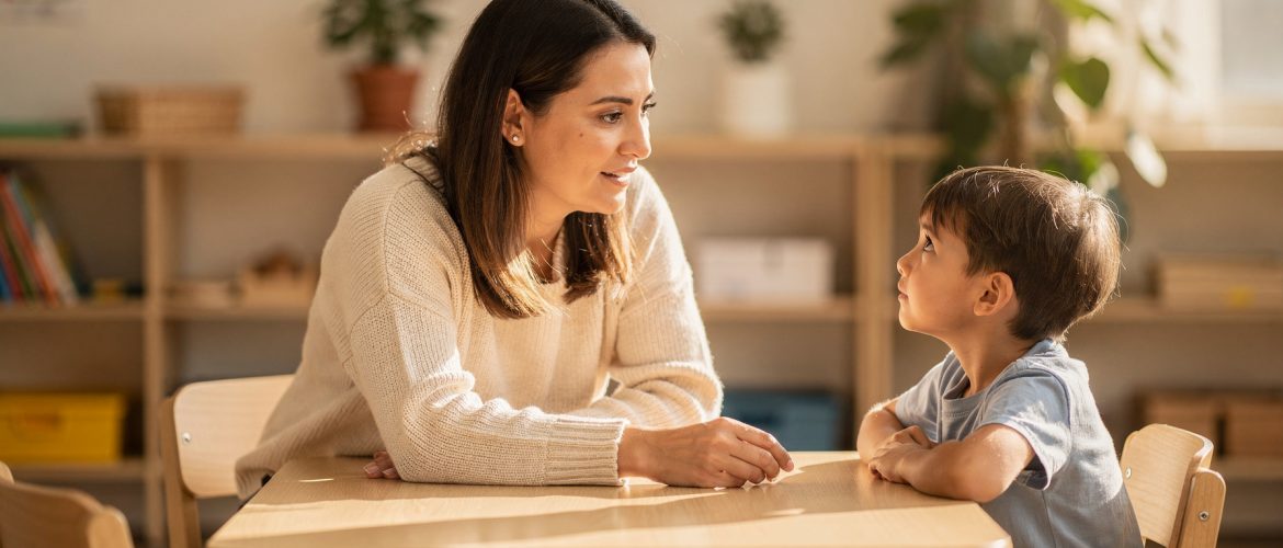 Begeleiding hoogbegaafde kinderen op school door leerkracht in gesprek met leerling