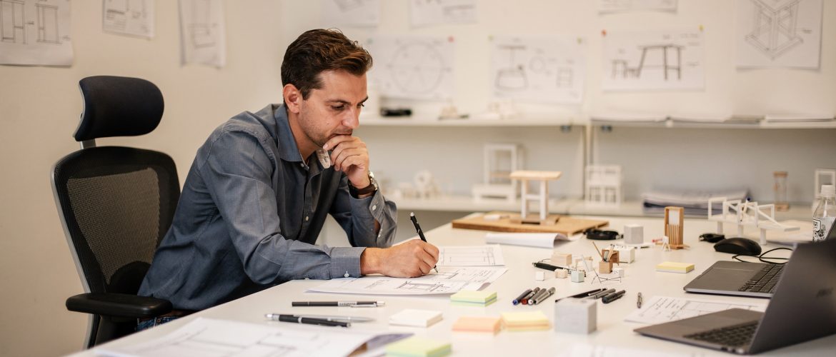 Creatief hoogbegaafde professional werkt aan diverse projecten, passend bij creatief hoogbegaafd beroepen
