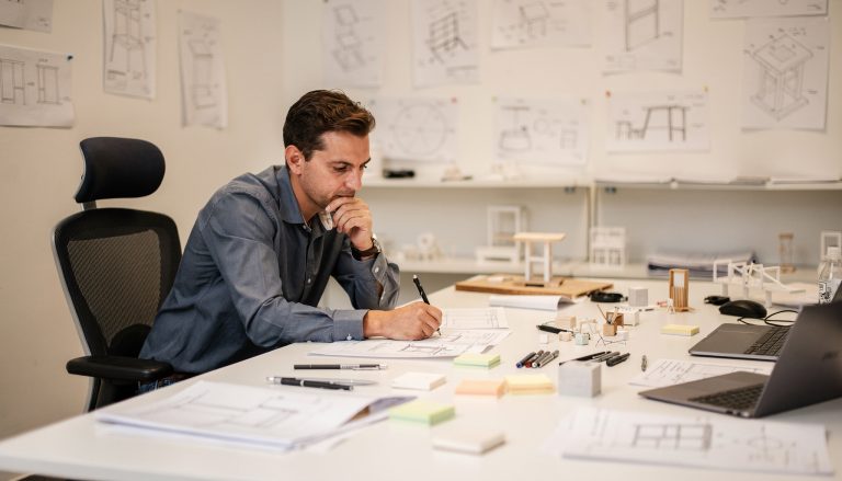 Creatief hoogbegaafde professional werkt aan diverse projecten, passend bij creatief hoogbegaafd beroepen