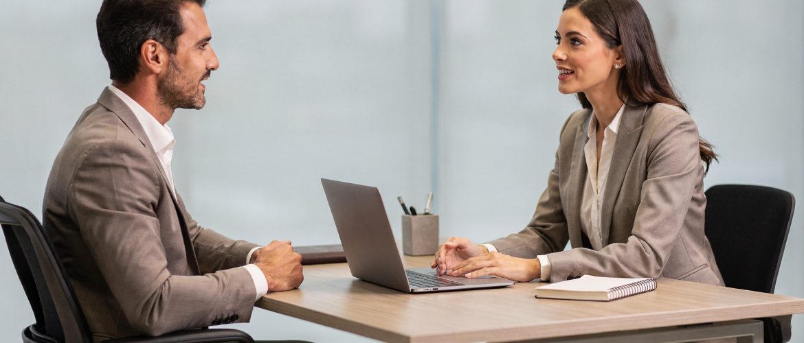 Leidinggevende die hoogbegaafde medewerker motiveert tijdens één-op-één gesprek op kantoor