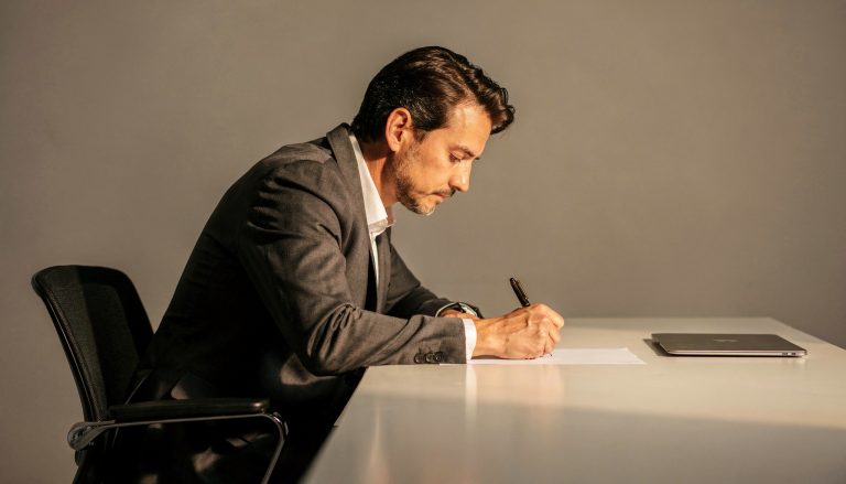 Volwassene maakt een hoogbegaafdheid test aan bureau in rustige professionele omgeving