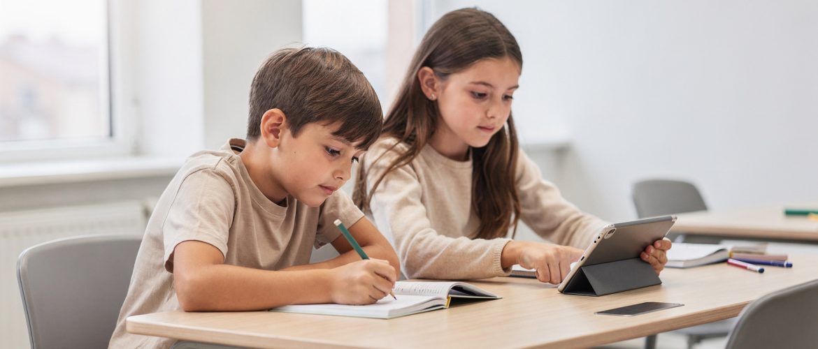 Hoogbegaafde leerlingen basisschool werken samen in een plusklas aan een uitdagende opdracht